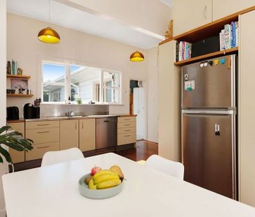 Sunny 4 Bedroom Home with Courtyard - Photo 5