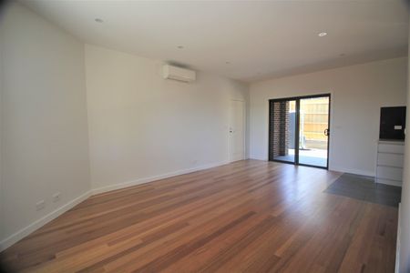 STUNNING TOWNHOUSE IN CHADSTONE - Photo 5