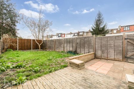 2 bedroom ground floor flat to rent - Photo 2