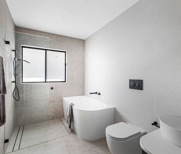 Stunning 5-Bedroom Family Home - Photo 4