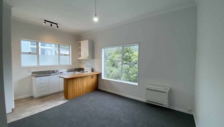 3 bedroom, Newtown - Photo 3