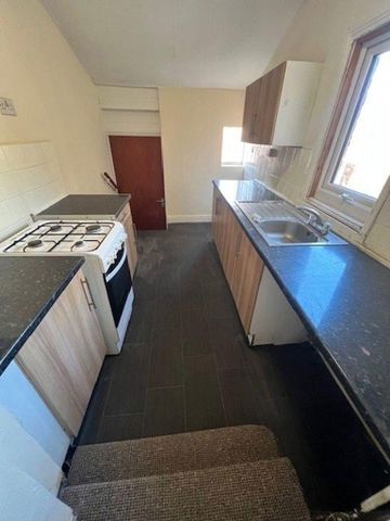 4 bedroom flat to rent - Photo 3