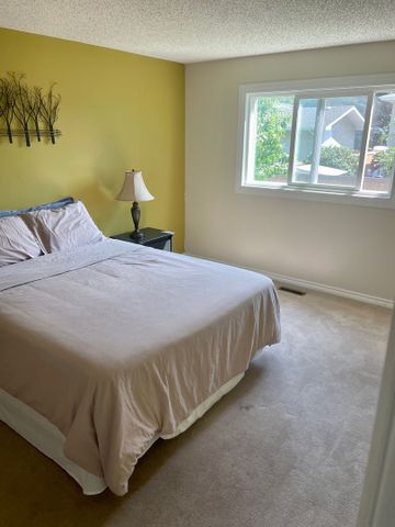 Large 5 Bed, 3 Bath House with Yard and Garage - Photo 3