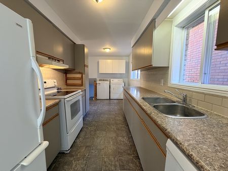 East Barrie: 3+1 Detached Home, Buchanan St. - Photo 2