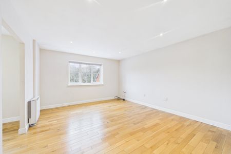 2 bedroom in Hopper Vale, Bracknell - Photo 3