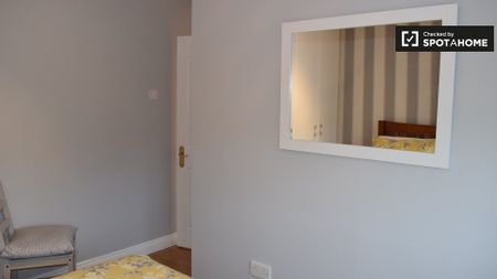 Charming room in 3-bedroom house - Donaghmede, Dublin - Photo 3