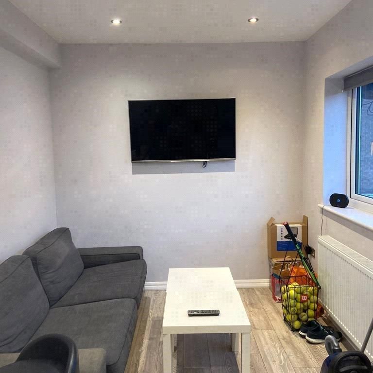 3 bedroom flat to rent - Photo 1