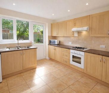 4 bedroom semi-detached house to rent - Photo 6