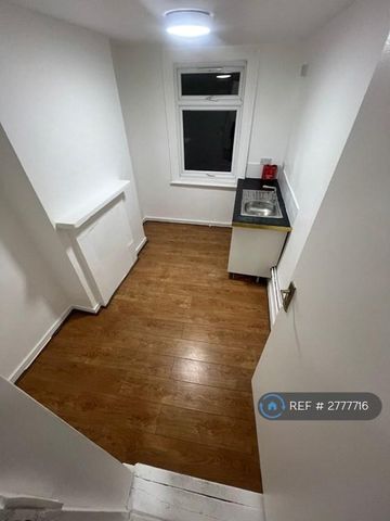 1 bedroom in a flat share to rent - Photo 5
