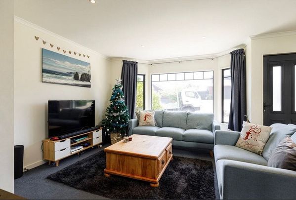 Modern 3-Bedroom Sunny Townhouse in Karori - Photo 1