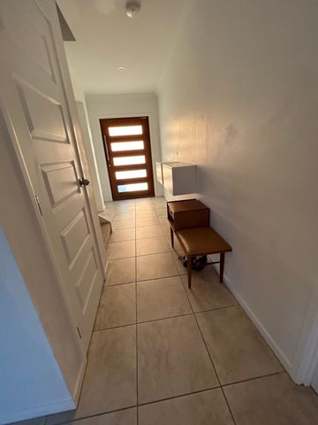 Helensvale - Photo 4