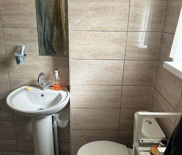 Room in a Shared House, London Road, SM6 - Photo 4