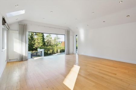 5 bedroom detached house to rent - Photo 2