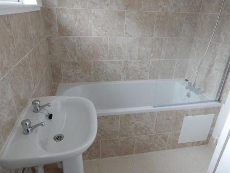 2 bedroom semi-detached house to rent - Photo 4