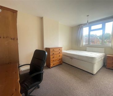 Nobles Way, Egham, Surrey, TW20 9RG - Photo 2