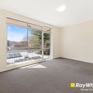 Perfectly Positioned Apartment with - Photo 2