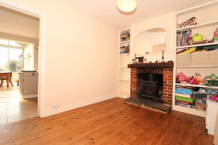 4 bedroom semi-detached house to rent - Photo 2