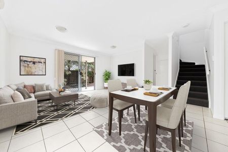 3-Bedroom Townhouse with Ensuite, Double Garage & Complex Pool - Photo 4