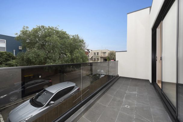 Ultra-modern home close to everything! - Photo 1