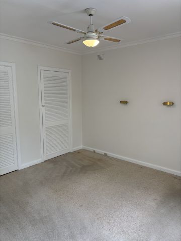 Impressive 4–5 Bedroom Home with Multiple Living Zones - Photo 5