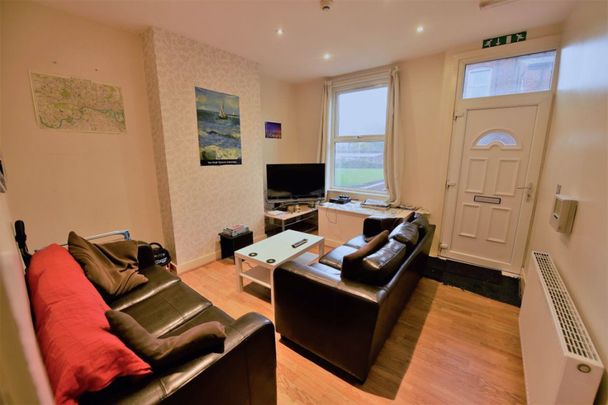 5 bedroom House in Beamsley Terrace, Leeds - Photo 1