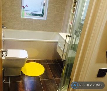 1 bedroom in a house share to rent - Photo 2