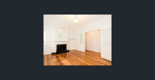 Spacious Art Deco with Lock-Up Garage! - Photo 1