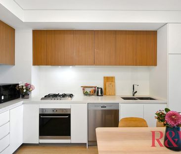 North-Facing Apartment with Panoramic City & River Views - Photo 3