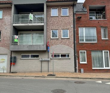 Charmant 2-slaapkamerappartement met garage en extra berging aan markt Kortemark - Photo 3