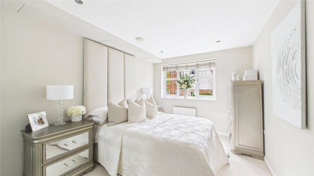 John Norman Grove, Lightwater, Surrey, GU18 - Photo 1