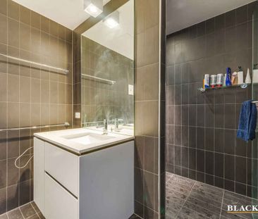 One Bedroom Apartment Featuring Scenic Water Views - Photo 6