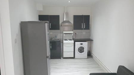 1 bedroom in a house share to rent - Photo 3