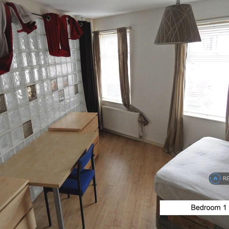 1 bedroom in a flat share to rent - Photo 1