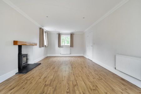 4 bedroom detached house to rent - Photo 2