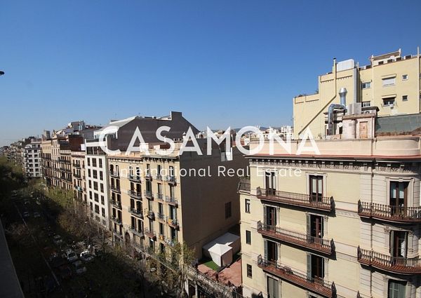 Stylish 1 Bedroom Apartment with Balcony Overlooking La Rambla