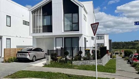 Modern four-bedroom standalone two-story home in Westgate - Photo 5