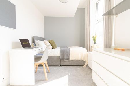 Stansted #70 - Photo 5