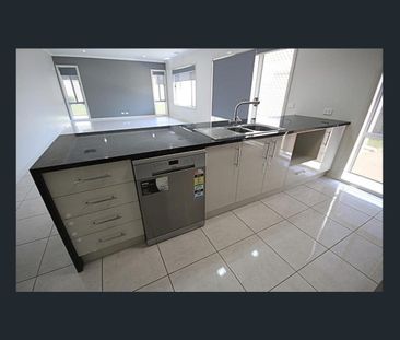 Modern 4 Bedroom Home - Photo 6