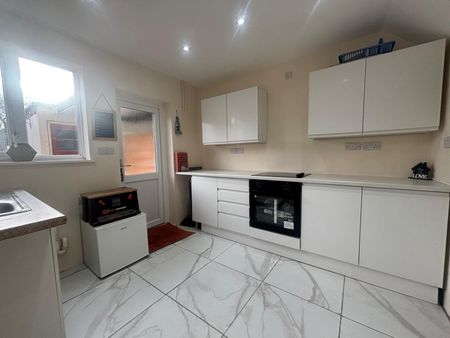 3 bedroom terraced house to rent - Photo 5