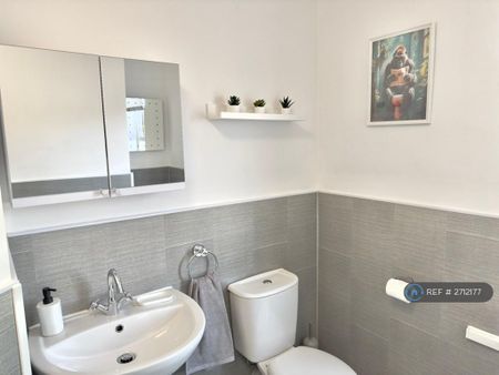 1 bedroom in a house share to rent - Photo 2