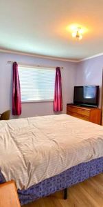 Master bedroom with ensuite and skylight - Photo 3