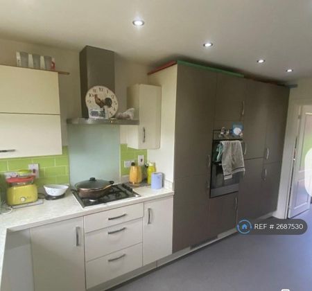 4 bedroom semi-detached house to rent - Photo 2