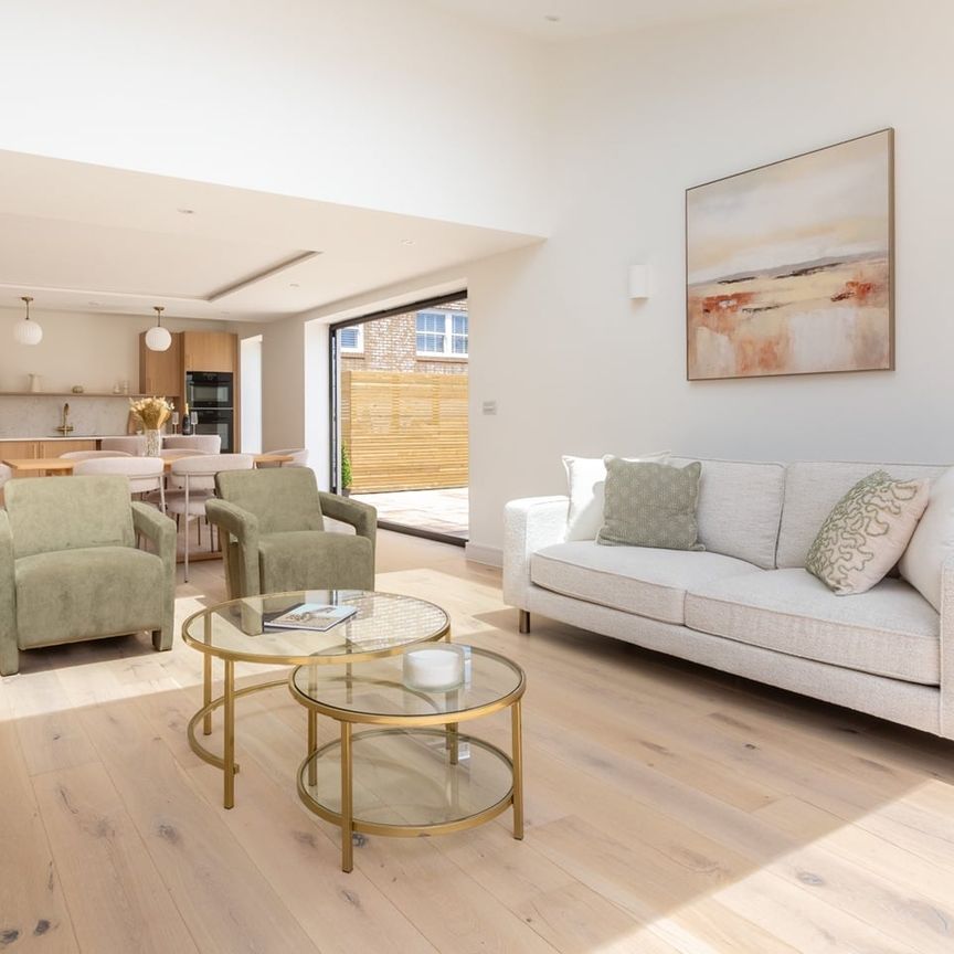 4 Bed Detached House, Hythe Road, BN1 - Photo 1