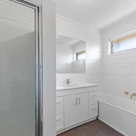 Quiet and private court location - Photo 5