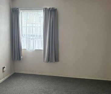 Brick and tile Family Home Blockhouse Bay - Photo 3