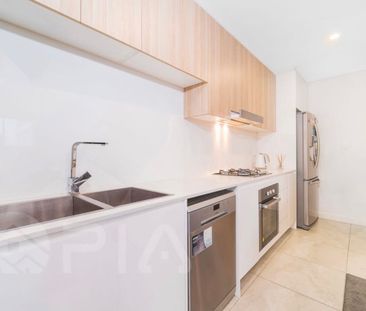 Modern 2 Bedroom Apartment, Superb Location, Electrifying Specs! - Photo 6