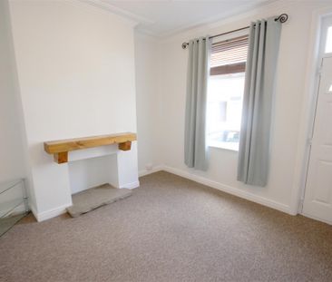 2 Bedroom House - Mid Terrace To Let - Photo 2