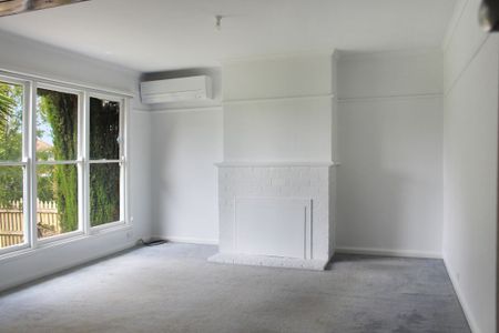 FRESHLY PAINTED HOME IN GREAT LOCATION - Photo 5