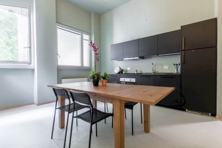 Enchanting single room, minutes away from IULM and Bocconi - Photo 2