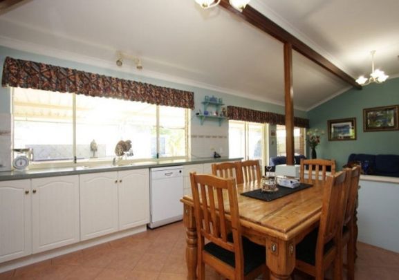 🏡 A Dream Home in Canning Vale! A 4-Bedroom Haven 🏡 - Photo 1